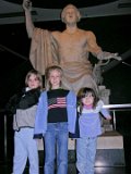 E8700-20041126-DSCN0705  Thanksgiving 2004 with Akers in DC Kelley, Caitlin and Alison with George Washington : 2004, Alison, Caitlin / Oliver, Kelly, Smithsonian, Thanksgiving