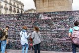 Madrid - Puerta del Sol - Before I Die...  Before I Die I Want To... Almost everything we want to do before you die has to do with values.  Why not continue to promote the causes that matter to us then?   Bell Legacy Solidarity  Antes de Morir Quiero… Casi todo lo que queremos hacer antes de morir tiene que ver con valores.  Por qua no seguir promoviendo las causas que nos importan despues?  Campana Legado Solidario : 2015, Madrid, Puerta del Sol, Spain, _highlights_